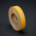 Gelbes Antirutschband MA-WT-5411, 25mm, R13 zertifiziert, selbstklebendes Sicherheitsband für Treppen und Industrieflächen.